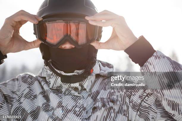 skier preparing for skiing - snowboard imagens e fotografias de stock