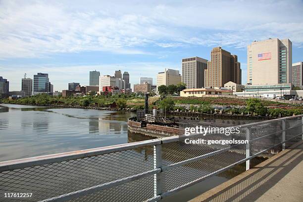 newark, nj, den fluss und die skyline der stadt - newark verwaltungsbezirk essex county stock-fotos und bilder