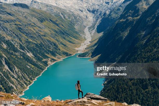 tomar tiempo para reflexionar - alpes de zillertal fotografías e imágenes de stock