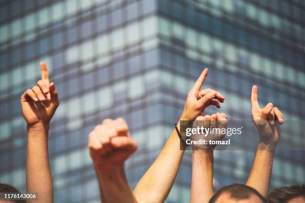 hände der freude oder des protests - streik stock-fotos und bilder