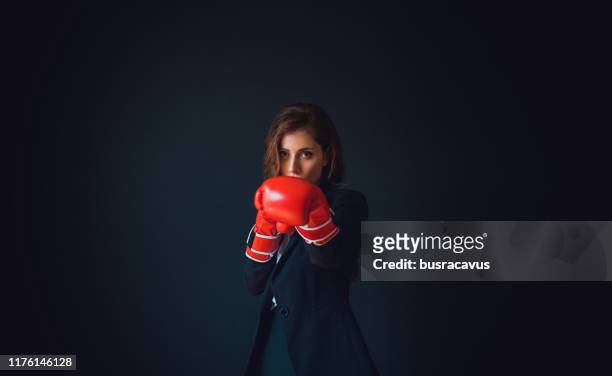 zakenvrouw die bokshandschoenen draagt - defensive coordinator stockfoto's en -beelden