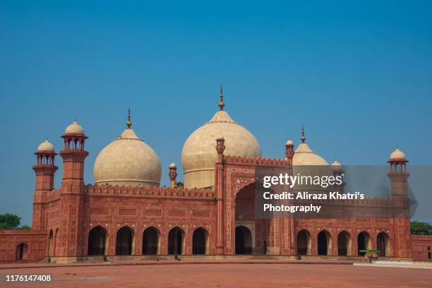 badshahi mosque, lahore - pakistan - mezquita de badshahi fotografías e imágenes de stock