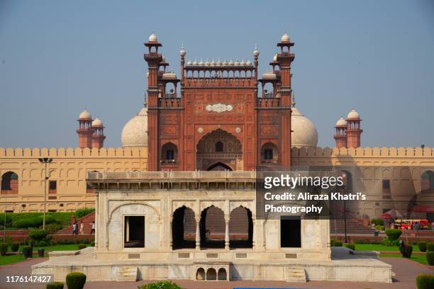 lahore, pakistan - mezquita de badshahi fotografías e imágenes de stock