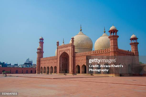 badshahi masjid, lahore - pakistan. - mezquita de badshahi fotografías e imágenes de stock