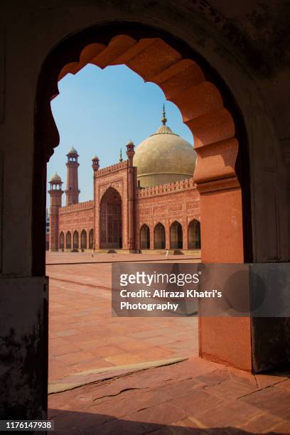 badshahi masjid, lahore - pakistan. - pakistan monument fotografías e imágenes de stock