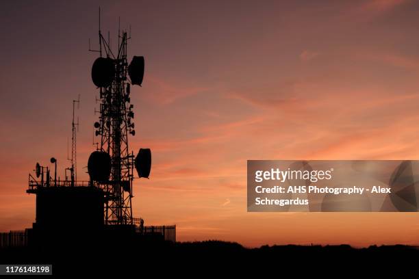 communications tower at sunset - 5g tower stock pictures, royalty-free photos & images
