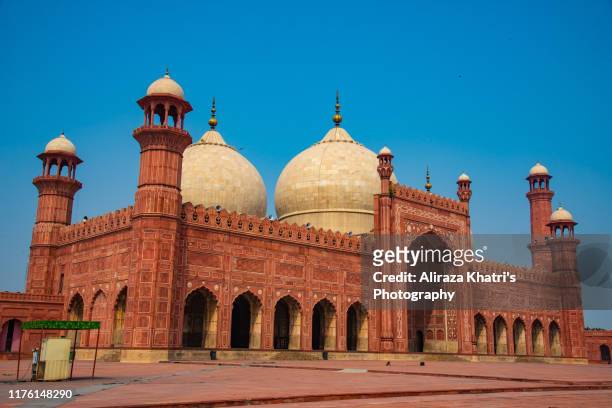 badshahi mosque, lahore - pakistan - pakistan monument stock pictures, royalty-free photos & images