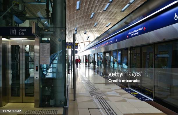 dubai metro, al jafilyia station - bahnsteigtüren, dubai, vereinigte arabische emirate - metro screen door stock-fotos und bilder