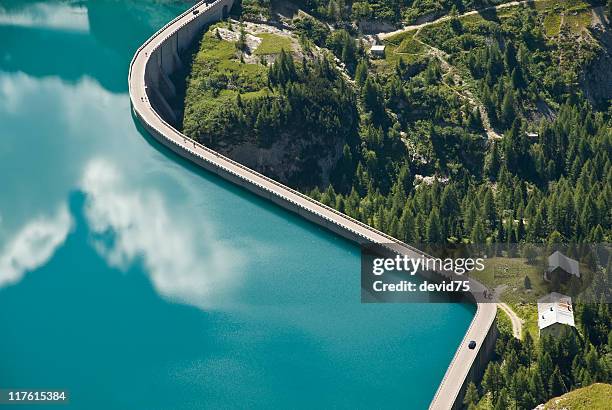 dam at end of fassa valley - hydroelectric power photos et images de collection