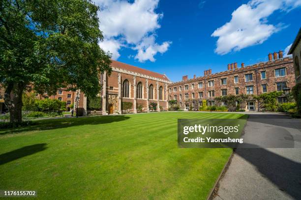 ancient buildings at  cambridge university,cambride,uk - atrium grundstück stock-fotos und bilder