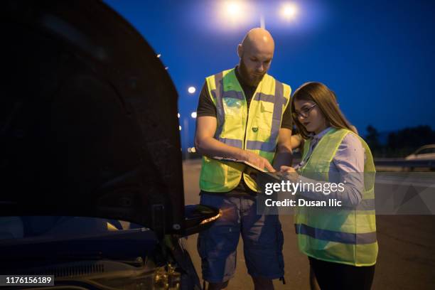 road help helping to female driver in trouble - roadside stock pictures, royalty-free photos & images