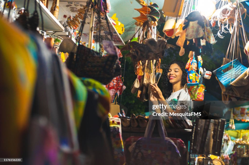 Tourist-Einkauf auf der Handwerksmesse in Olinda, Pernambuco