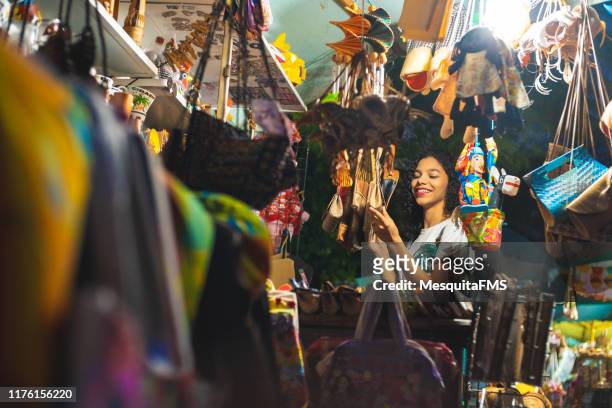 tourist-einkauf auf der handwerksmesse in olinda, pernambuco - kunsthandwerk stock-fotos und bilder