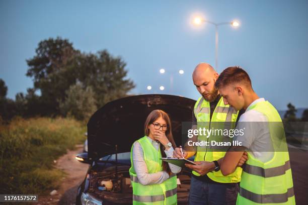automechaniker hilft paar in schwierigkeiten - happy client by broken car stock-fotos und bilder