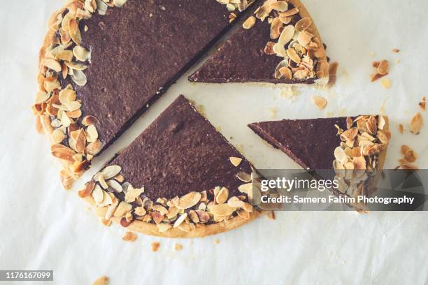 high angle view of chocolate tart with almonds - chocolate pie stockfoto's en -beelden