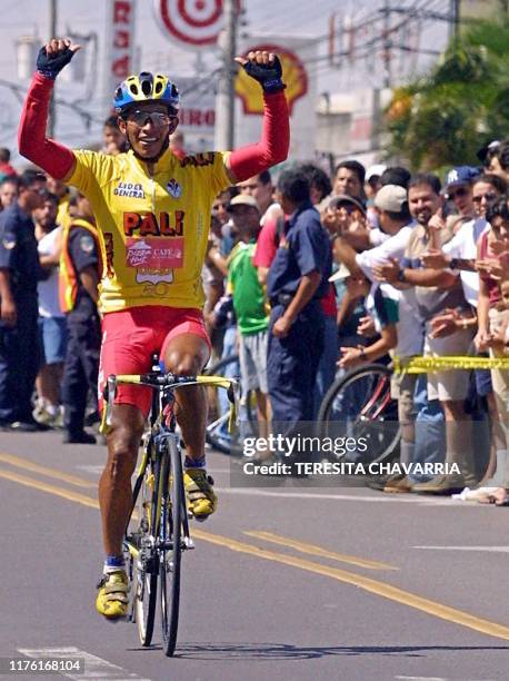 Colombian Cyclist Gregorio Ladino wins the race in San Jose, Costa Rica El ciclista colombiano Gregorio Ladino levanta los brazos el 29 de diciembre...