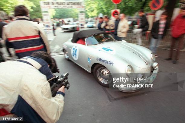 Une porsche 356 prend le départ du 57e Tour de France Automobile, version historique, le 22 avril à Strasbourg, qui se déroulera à travers les...