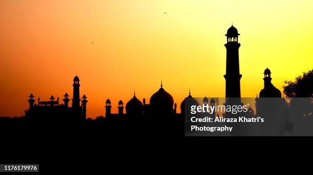 badshahi masjid, silhouette - badshahi mosque stockfoto's en -beelden