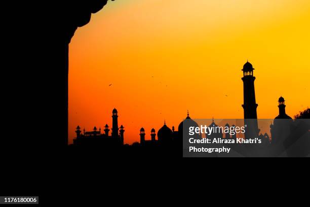 badshahi masjid, silhouette - badshahi mosque stock-fotos und bilder