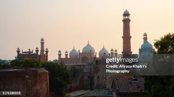 royal glimpse to the city of lahore - badshahi mosque stockfoto's en -beelden