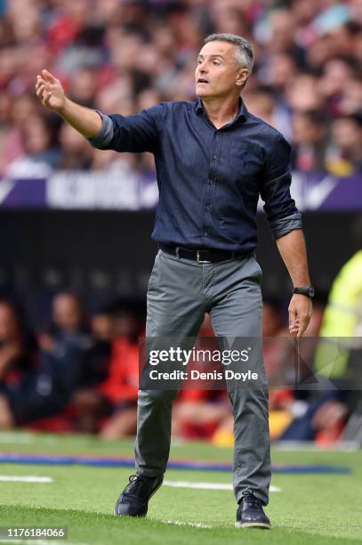 Fran Escriba head coach of Celta Vigo gives instructions during the Liga match between Club Atletico de Madrid and RC Celta de Vigo at Wanda...