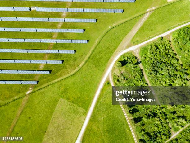 rural solar farm with photovoltaic panels - solar farm stock-fotos und bilder