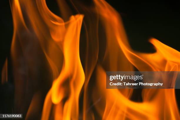 flames of fire - fuego al aire libre fotografías e imágenes de stock