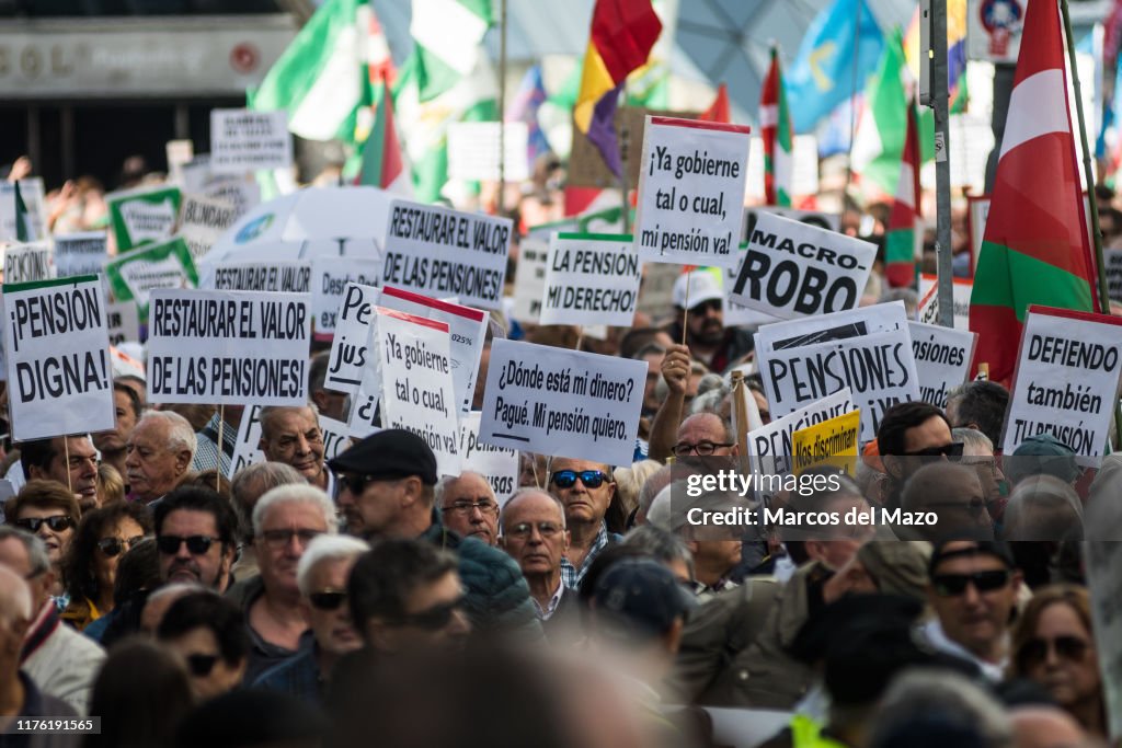 Retirees from all over Spain marching to the Congress of...