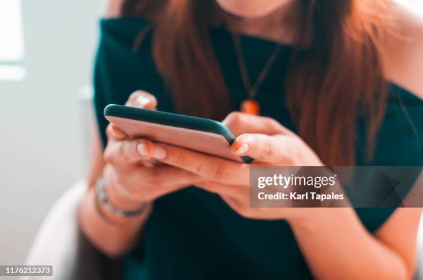 a young woman is using her smartphone - online dating 個照片及圖片檔