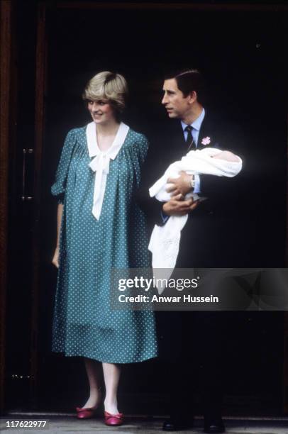 Prince Charles, Prince of Wales and Diana, Princess of Wales leave the Lindo Wing St Mary's Hospital with baby Prince William on June 22, 1982 in...