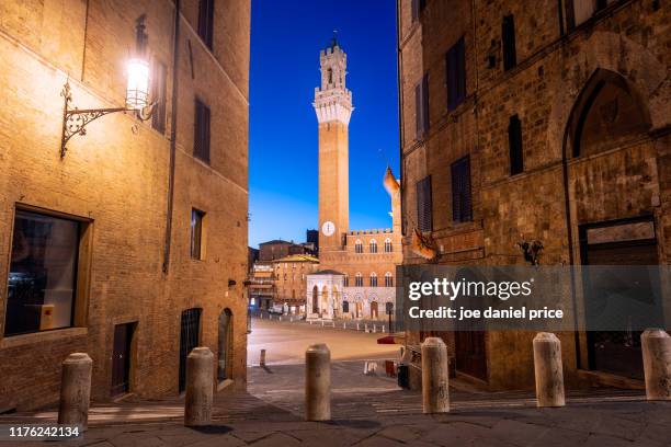 tower of mangia, pubblico palace, piazza del campo, siena, tuscany, italy - senna stock pictures, royalty-free photos & images