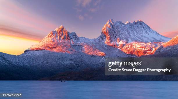 cradle mountain sunrise - cradle mountain tasmania stock pictures, royalty-free photos & images