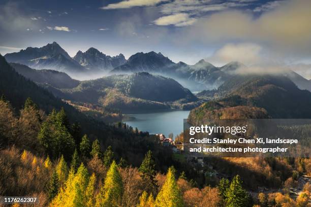 schloss hohenschwangau with the alps - fassen foto e immagini stock