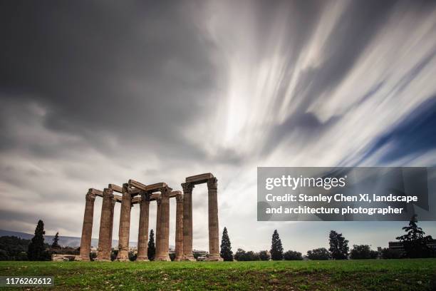 temple of olympian zeus in long exposure - historia antigua fotografías e imágenes de stock