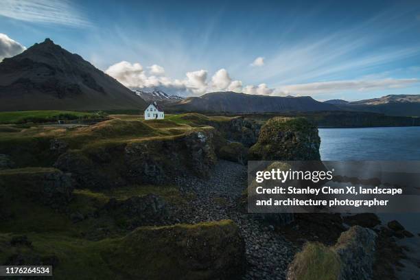 arnarstapi coastal view in iceland - arnarstapi stockfoto's en -beelden