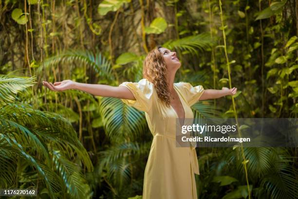 frau genießt eine natürliche umgebung - tropical rainforest stock-fotos und bilder