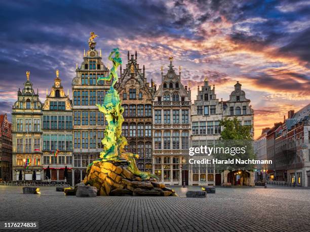 guildhalls and brabo fountain on grote markt at dusk, grand place, antwerp, flemish region, belgium - アントウェルペン州 ストックフォトと画像