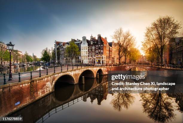 sunrise in amsterdam - amsterdam canals stockfoto's en -beelden
