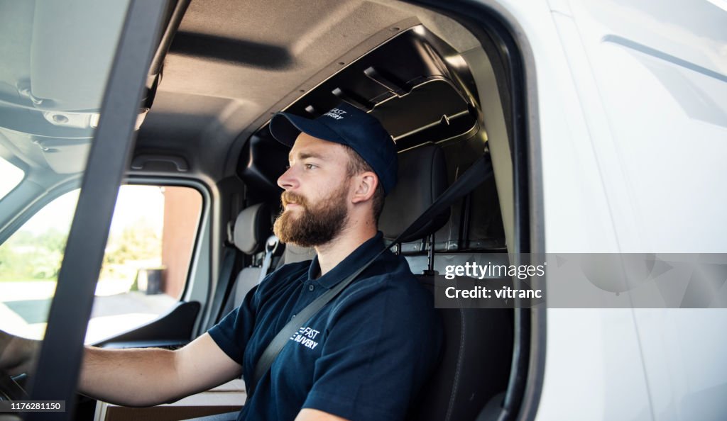 Sitzen in einem Lieferwagen Lieferbote