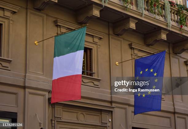 the italian and european flags in florence, italy - flaggen europäischer länder und regionen stock-fotos und bilder
