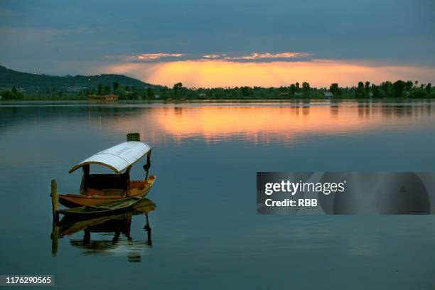 shikara boat in dal lake - shikara stock-fotos und bilder