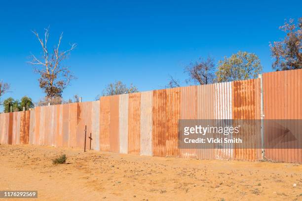 rusty colored corrugated iron panel fence - tool shed wall spaces stockfoto's en -beelden