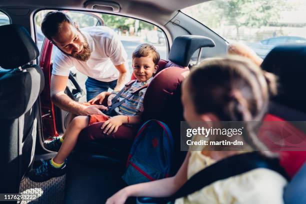 passare la giornata con papà - child car seat foto e immagini stock