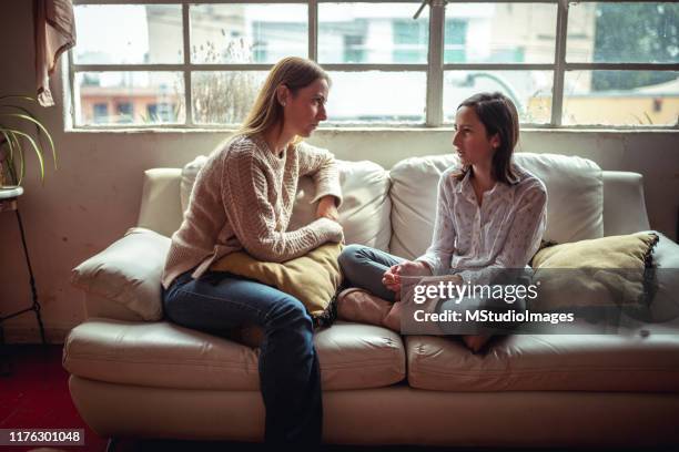 madre e hija hablando - hablar fotografías e imágenes de stock