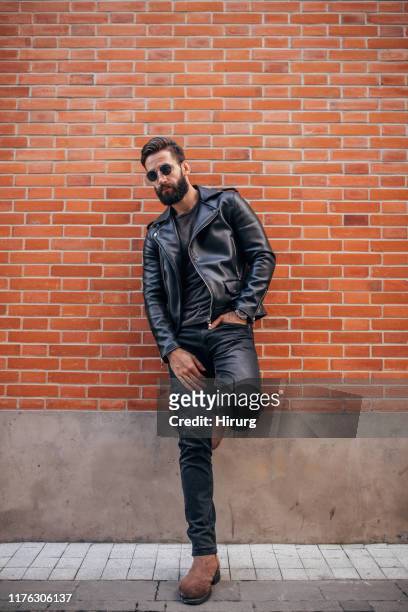 handsome bearded man in leather jacket - dar uma ajuda imagens e fotografias de stock