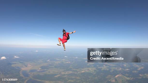 skydiver valt door heldere luchten, in lucht vlucht - parachute jump stockfoto's en -beelden