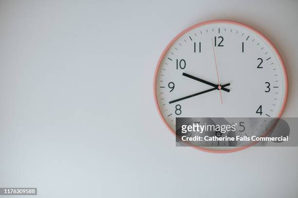 clock face - analog clock imagens e fotografias de stock