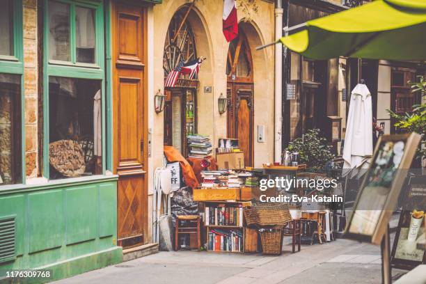 gebrauchte bücher zum verkauf im quartier latin, paris - latin quarter stock-fotos und bilder