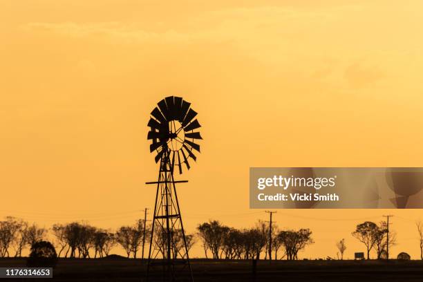 windmill out in the country at sunset - toowoomba stockfoto's en -beelden