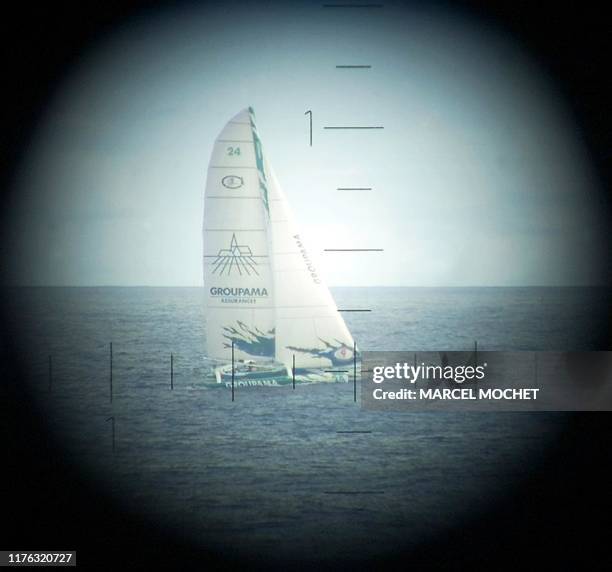 Le trimaran "Groupama" skippé par Franck Cammas est photographié à travers une lunette périscopique, le 17 mai 2001 à bord du Surcouf, lors du...